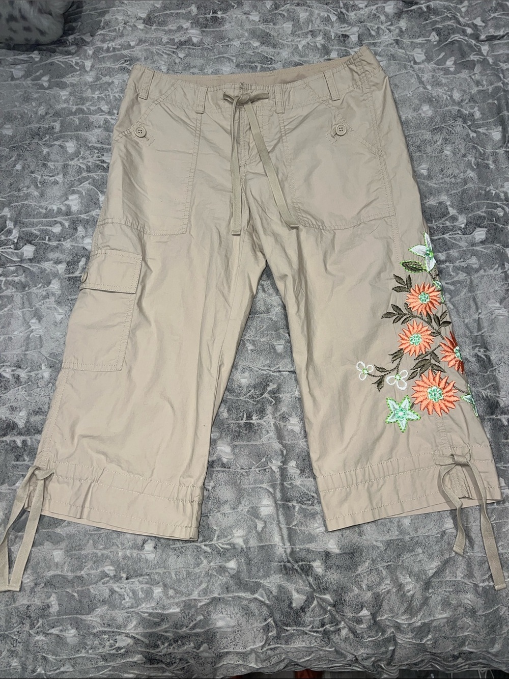 GAP Beige Cargo Capris with Coral and Mint Floral Embroidery, size 6